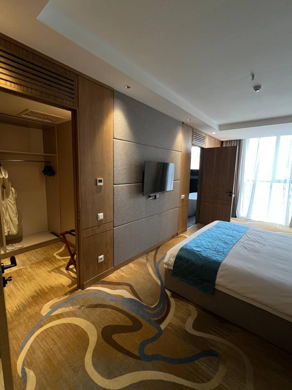 Sofia International Hotel Bishkek Esterno foto